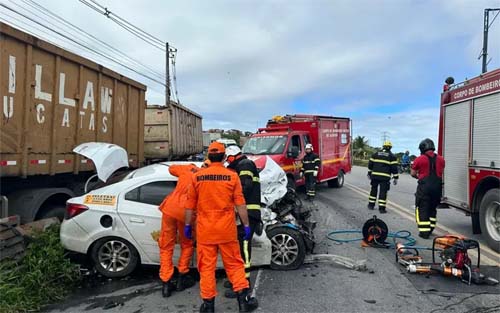Colisão entre carro e caminhão deixa taxista morto na Ladeira do Catolé