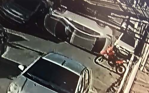 condutor embriagado colide com carro parado e capota no Centro