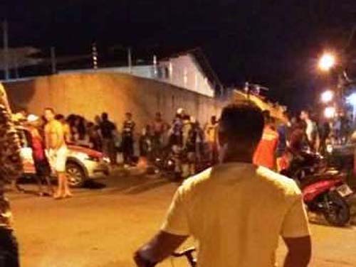 Alcoolizado e armado, condutor é preso após atropelar casal e colidir em muro