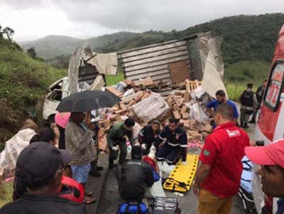 Motorista sofre fratura exposta após acidente com caminhão
