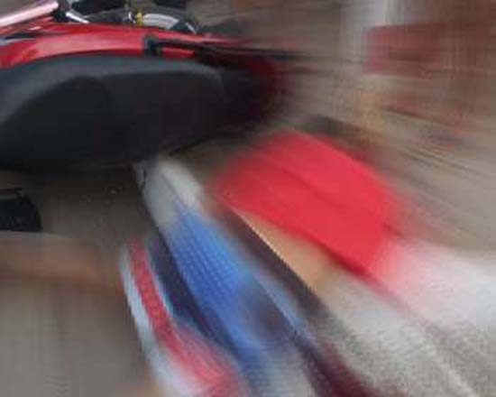 Condutor de cinquentinha morre após cair e bater cabeça contra placa de sinalização