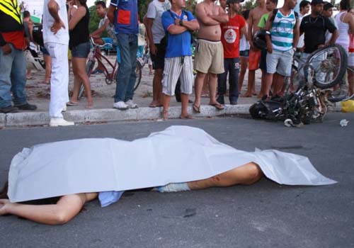 Caminhão arrasta ‘cinquentinha’ e mata mulher no Tabuleiro