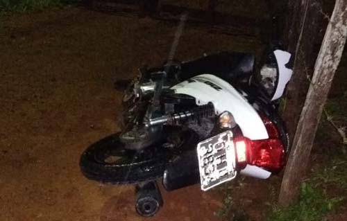 Motociclista morre após colidir em caminhonete parada em acostamento