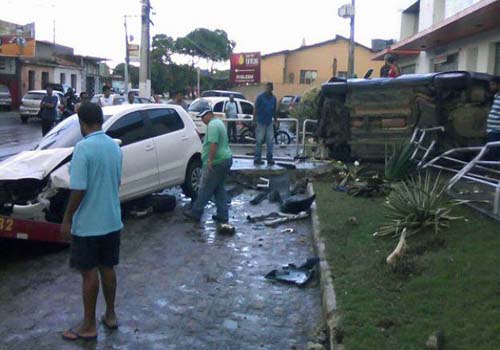 Maceió: Casal sofre acidente, mulher estava nua dentro do carro