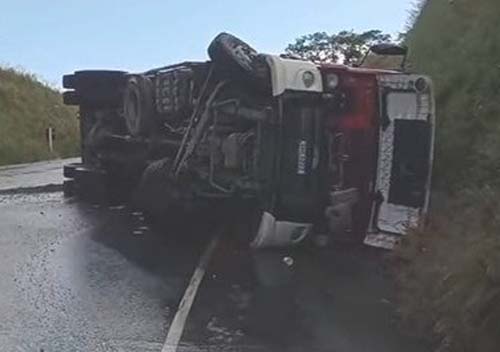 Caminhão tomba e motorista fica ferido na BR-416, em Colônia Leopoldina