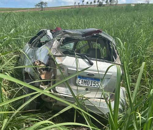 Veículo fica destruído após capotamento em rodovia estadual; um morto