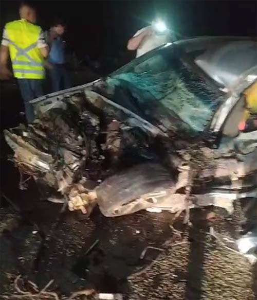 Homem fica preso as ferragens após colidir com caminhão na BR-101