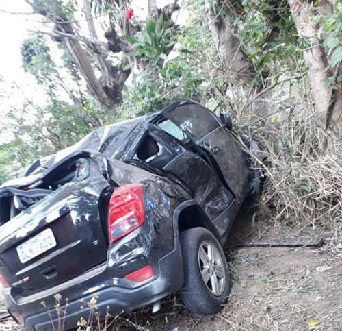 Acidente deixa duas mulheres feridas no litoral sul