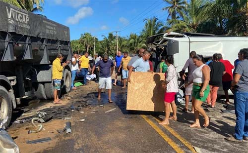 Duas pessoas morrem e pelo menos 30 ficam feridas em colisão em povoado no interior de AL