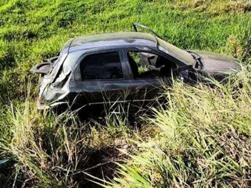 Família sofre acidente e carro cai em ribanceira na AL-105
