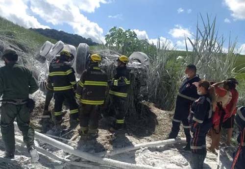 Motorista morre após caminhão tombar e cair de ribanceira na BR-104