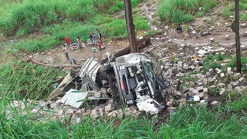 Carreta cai em ribanceira e deixa um morto e dois feridos em São José da Laje