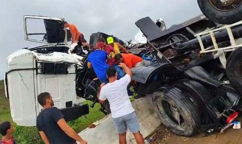 Caminhão capota na BR-101 e motorista fica ferido