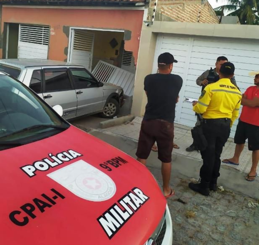 Homem sobra carro em curva, atinge residência e acaba preso em Delmiro Gouveia Gouveia