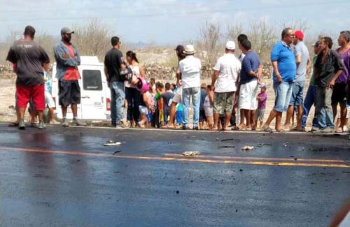 Acidente entre van e carreta deixa vítima presa às ferragens