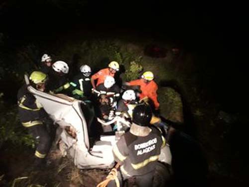 Colisão entre carro de passeio e caminhão deixa uma pessoa morta e duas feridas no sertão