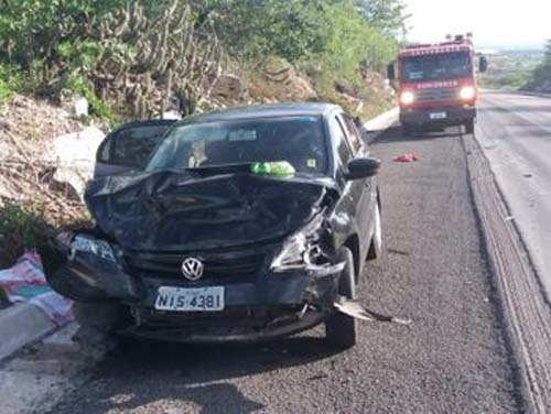 Colisão evolvendo dois veículos deixa três feridos na BR 423 em Alagoas