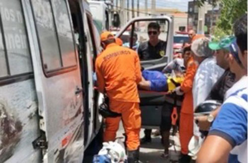 Homem se sente mal, perde controle de van e acaba provocando acidente em frente a hospital