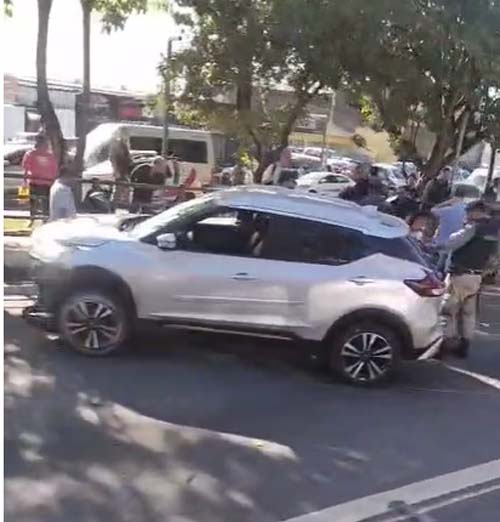 Veículo descontrolado invade canteiro central e colide com três carros na Avenida Fernandes Lima