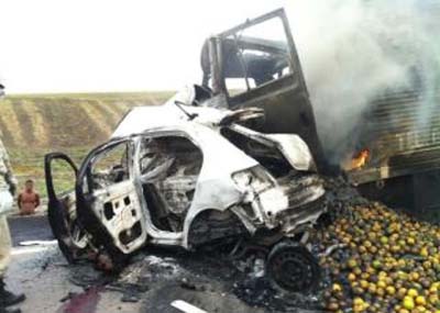 Duas pessoas morrem cabonizadas em grave acidente em Atalaia