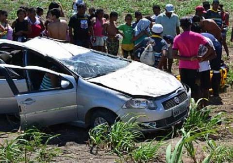 Homem fica ferido após caçamba capotar e cair em rio em Marechal Deodoro