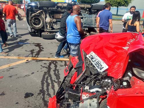 Acidente entre carros deixa dois jovens feridos na Avenida Fernandes Lima
