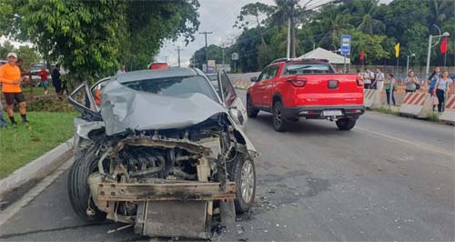 Carro colide na traseira de ônibus durante embarque de passageiro na Avenida Durval de Góes Monteiro