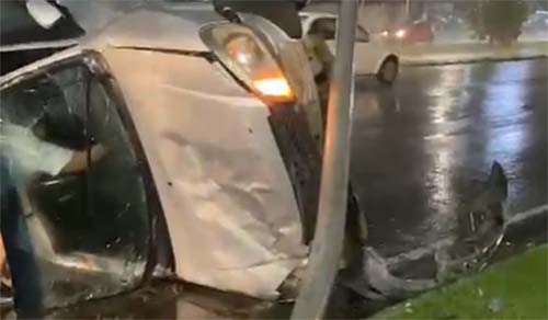Carro capota após colisão na Avenida Durval de Góes Monteiro, em Maceió