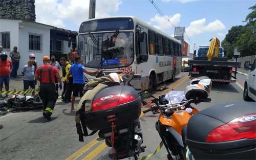 Colisão entre caminhão guincho, ônibus e moto deixa duas pessoas gravemente feridas em Maceió