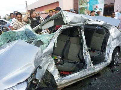 Carro oficial colide com ônibus e três pessoas morrem na Fernandes Lima