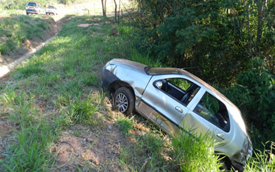 Proximo ao acesso a Rocha Cavalcanti: após colisão frontal na BR-104, carro despenca de ribanceira e deixa casal ferido