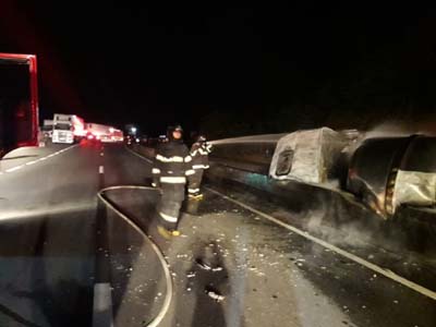 Carreta que transporta combustível tomba e provoca morte de condutor em Flexeiras;