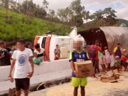 Homem fica ferido em acidente com carreta e carga é saqueada em Flexeiras