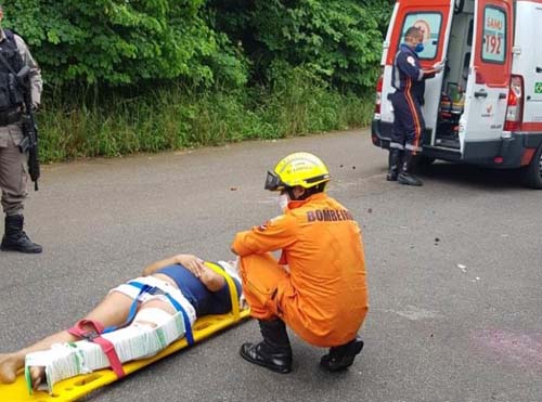 Acidente entre moto e carro deixa duas pessoas feridas em Flexeiras