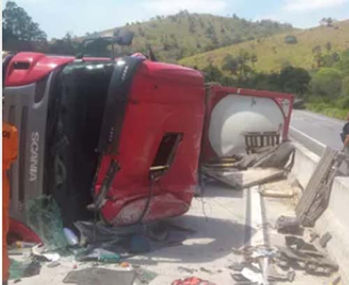 Uma pessoa morre e outra fica ferida após tombamento de carreta na BR-101