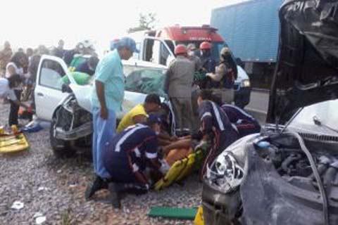 Uma pessoa morre e quatro ficam feridas após acidente na BR-101