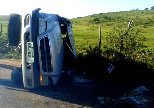 Veículo capota nove vezes e homem sobrevive; carro ficou destruído