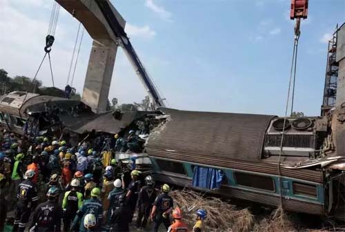 Queda de guindaste sobre trem em movimento na Tailândia provoca tragédia com dezenas de vítimas
