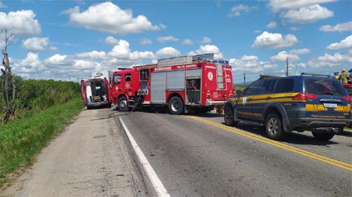 Acidente gravíssimo entre carreta e carro deixa cinco mortos e dois feridos em Guapimirim