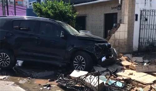Acidente envolvendo viatura da polícia deixa feridos e muro destruído na Gustavo Paiva