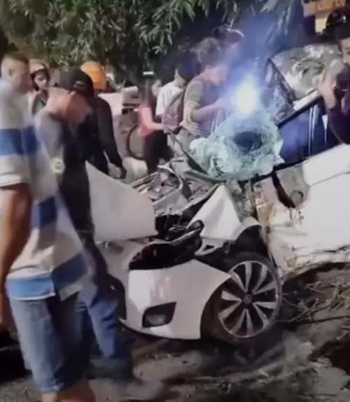 Colisão de veículo contra árvore deixa duas pessoas presas as ferragens; veja vídeo