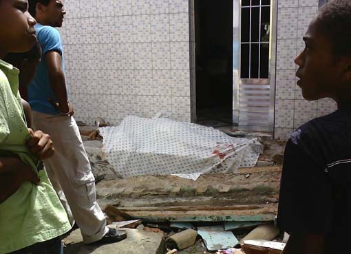 Marquise de residência desaba e mata idosa em Porto Calvo