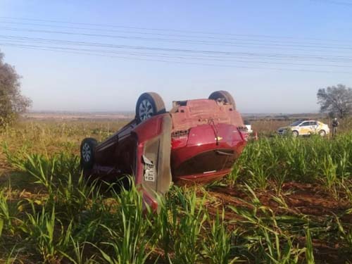 Condutor perde o controle da direção e veículo capota em trecho da AL-115