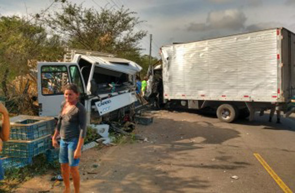Grave acidente entre caminhões deixa vítima presa às ferragens na AL-115