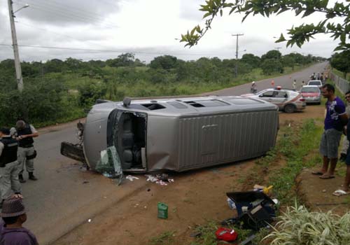 Motorista fica ferido após capotar van na AL-115 em Igaci