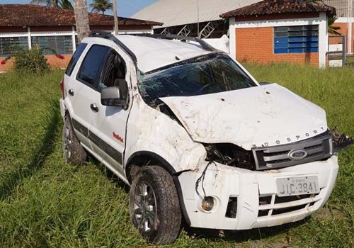 Mulher capota veículo ao desviar de buracos na zona rural de Igreja Nova