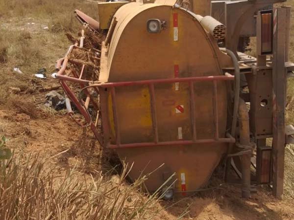 Duas pessoas ficam feridas após caminhão pipa tombar em Igreja Nova