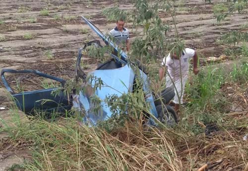 Um morre e outros seis ficam feridos em colisão frontal entre van e carro de passeio