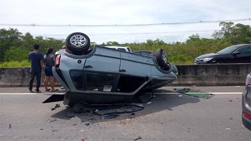 Engavetamento deixa trânsito lento na AL-101 Sul