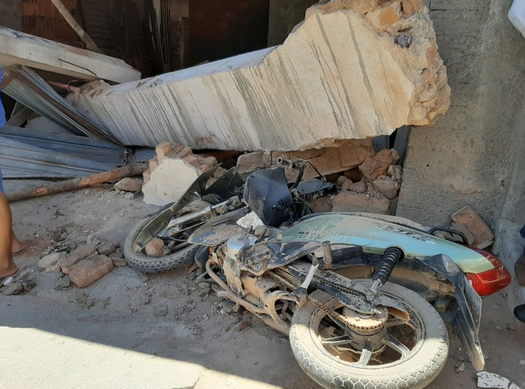 Motociclista colide contra coluna de imóvel e quase tem cabeça esmagada pela estrutura